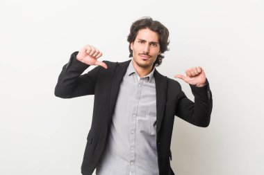 Beyaz bir geçmişi olan genç bir iş adamı gururlu ve kendinden emin hissediyor..