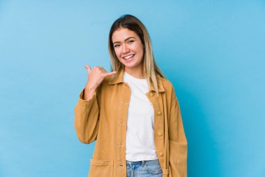 Beyaz bir kadın cep telefonu hareketini parmaklarıyla gösteriyor..