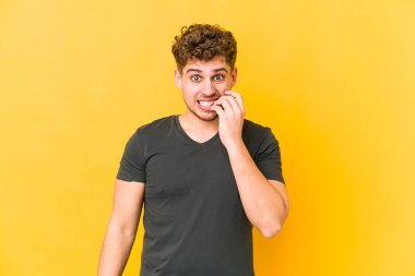  Tırnaklarını yiyor, gergin ve endişeli..