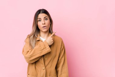 Kafkasyalı genç bir kadın tek başına kenarı işaret ediyor.