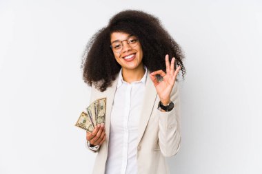 Kredi kartı tutan genç afro iş kadını genç afro iş kadınını karizmatik ve kendinden emin bir şekilde izole etti..