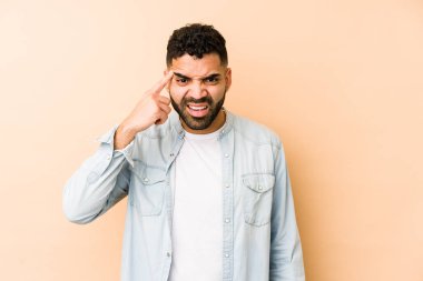 Genç, melez Arap bir adam işaret parmağıyla hayal kırıklığı işareti yapıyor..