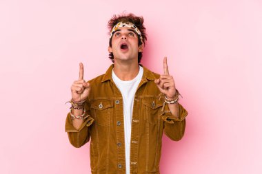 Genç hippi, festivale gidip ağzı açık gezen bir genci izole etti..