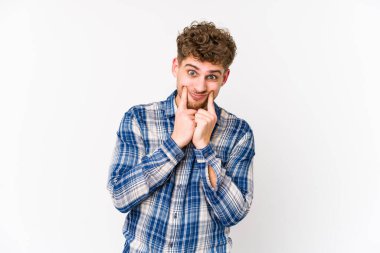 Sarışın, kıvırcık saçlı, beyaz bir adam iki seçenek arasında kuşkulanıyor..