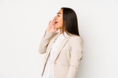 Beyaz arka planda izole edilmiş genç bir kadın bağırıyor ve avuç içi açık bir ağzın yanında..