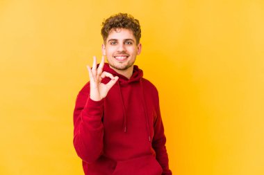  Neşeli ve kendinden emin..