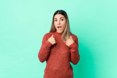 Kafkasya 'lı genç bir kadın kendini soyutlamış, parmağını göstererek şaşırmış, geniş gülümseyerek.