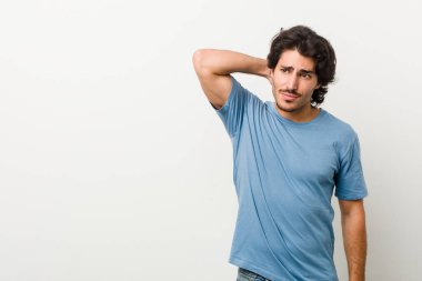 Beyaz bir geçmişi olan genç yakışıklı bir adam kafasının arkasına dokunuyor, düşünüyor ve bir seçim yapıyor..