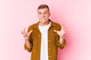 Kafkasyalı genç adam gergin elleriyle çığlık atıyor..