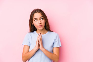 Kafkasyalı genç bir kadın kayak kıyafetleri giyiyor. Kafasında bir plan kuruyor..