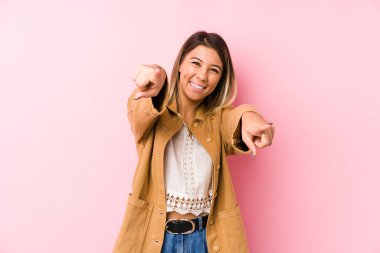 Kafkasyalı genç bir kadın yalnız, neşeli gülümsemeler sergiliyor..