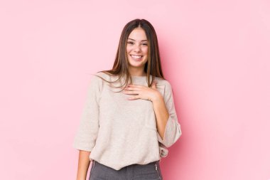 Yalnız poz veren beyaz bir kadın kahkahalarla kahkahalar atıyor..