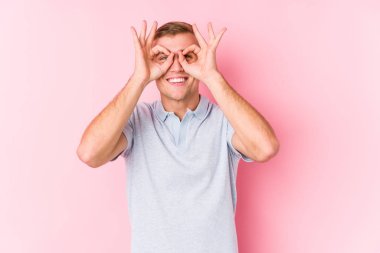 Genç, beyaz bir adam izole edilmiş, gözlerinde işaret var.