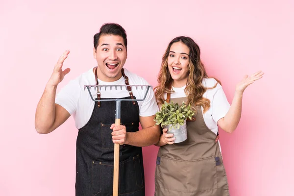 Jonge Paar Tuinman Geïsoleerd Ontvangen Van Een Aangename Verrassing Opgewonden — Stockfoto