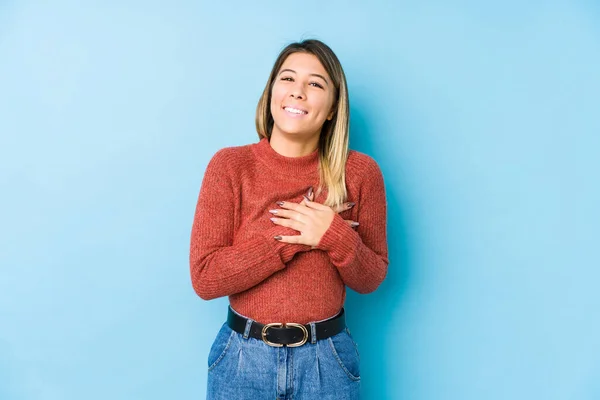 Giovane Donna Caucasica Posa Isolata Espressione Amichevole Premendo Palmo Petto — Foto Stock