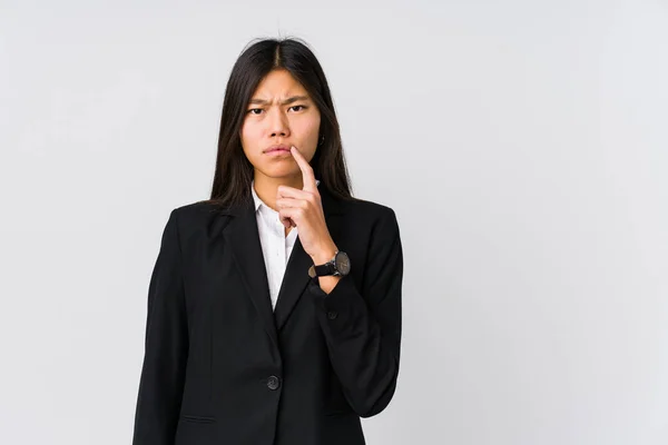 疑い深いと懐疑的な表情で横に見て若いアジアのビジネス女性 — ストック写真