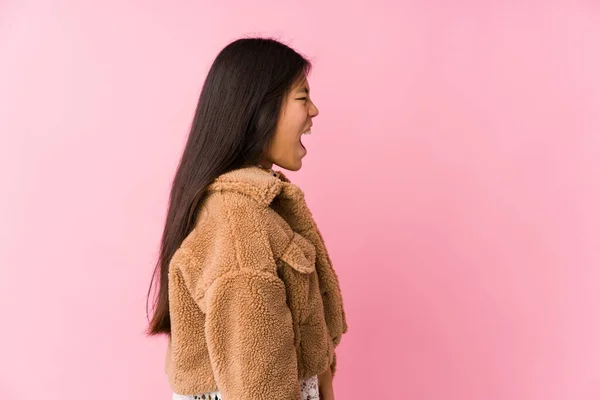 Joven Mujer Asiática Gritando Hacia Espacio Copia — Foto de Stock