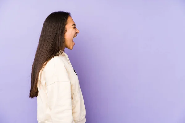 Mujer Joven Aislada Sobre Fondo Púrpura Gritando Hacia Espacio Copia — Foto de Stock