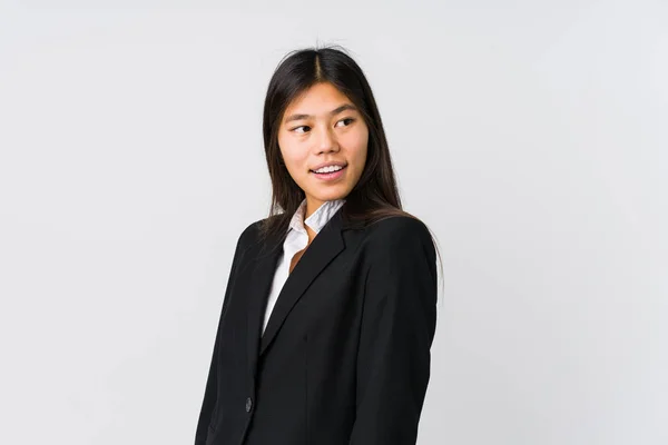 Junge Asiatische Geschäftsfrau Blickt Lächelnd Fröhlich Und Angenehm Zur Seite — Stockfoto