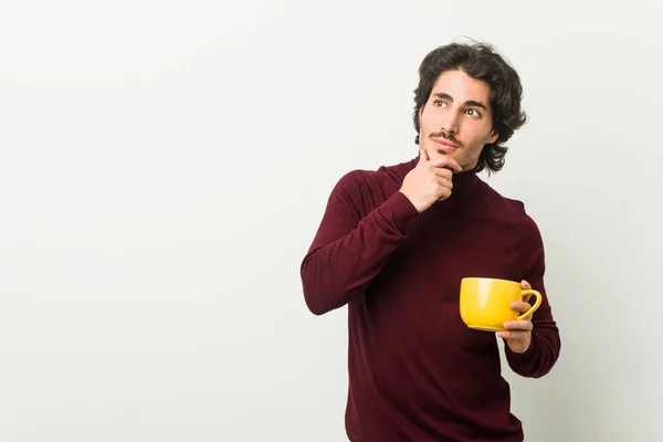 Joven Hombre Caucásico Sosteniendo Una Taza Café Mirando Lado Con — Foto de Stock