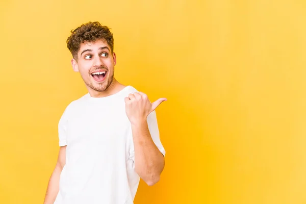 Puntos Con Dedo Pulgar Lejos Riendo Sin Preocupaciones — Foto de Stock