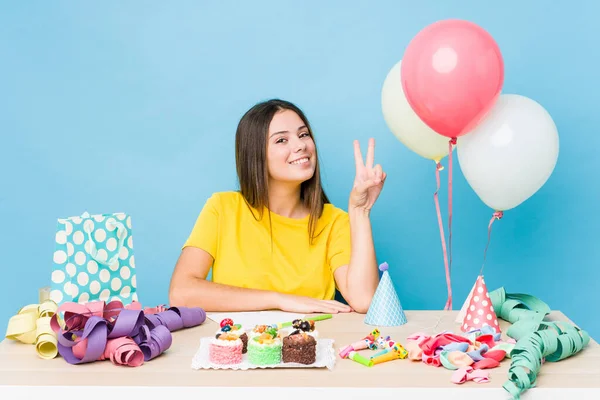 勝利の印を示す誕生日を組織し 広く笑みを浮かべて若い白人女性 — ストック写真