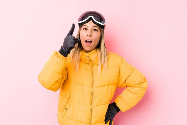 Mulher Branca Jovem Vestindo Uma Roupa Esqui Fundo Rosa Com — Fotografia de Stock