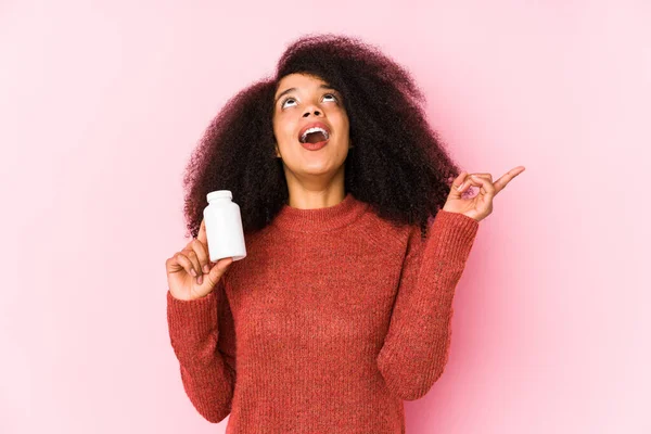 Young Afro Woman Holding Vitamins Isolated Young Afro Woman Holding — Stockfoto