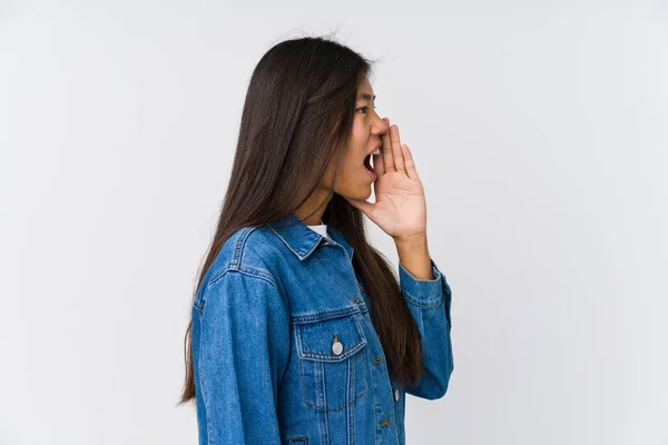 Jovem Mulher Asiática Gritando Segurando Palma Perto Boca Aberta — Fotografia de Stock