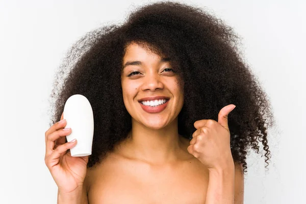 年轻的非洲女人 拿着保湿霜 孤独地微笑着 竖起大拇指 — 图库照片