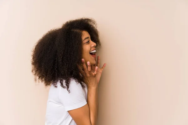 Young African American Woman Shouts Loud Keeps Eyes Opened Hands — Stock Photo, Image