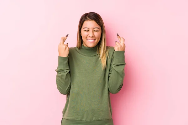 Genç Beyaz Kadın Şans Dilemek Için Izole Edilmiş Parmaklar Kullanıyor — Stok fotoğraf