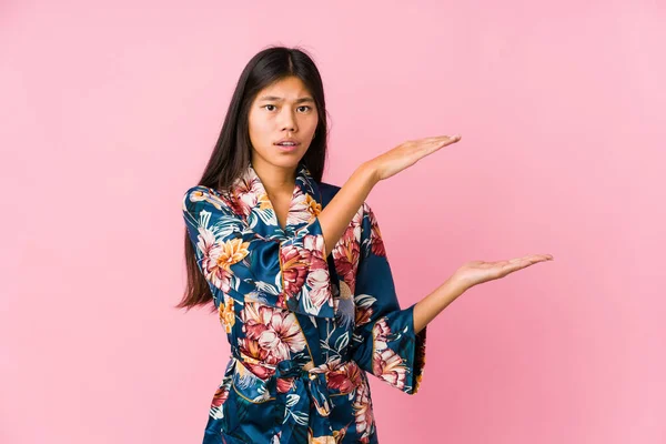 Joven Mujer Asiática Con Pijama Kimono Impactado Sorprendido Sosteniendo Espacio —  Fotos de Stock