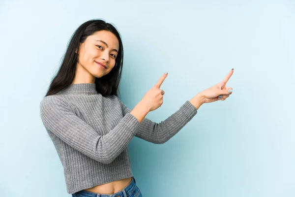 Jeune Femme Chinoise Isolée Sur Fond Bleu Excité Pointant Avec — Photo