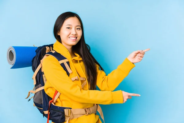 Joven Mochilera China Aislada Emocionada Señalando Con Los Dedos Delanteros —  Fotos de Stock