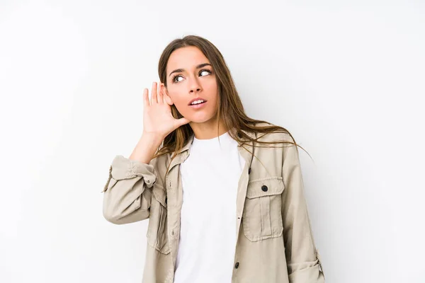 Jovem Caucasiana Isolada Tentando Ouvir Uma Fofoca — Fotografia de Stock