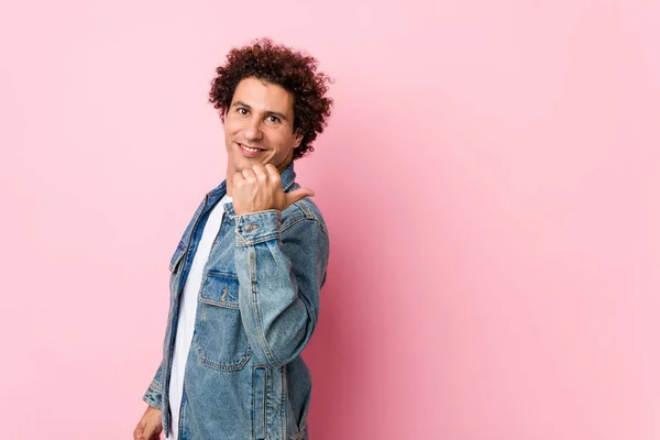 Curly Mature Man Wearing Denim Jacket Pink Background Points Thumb — 图库照片