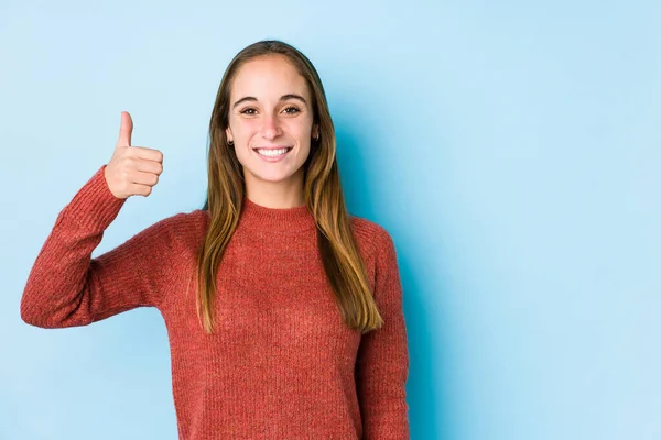 Giovane Donna Caucasica Posa Isolato Sorridente Sollevare Pollice Verso Alto — Foto Stock