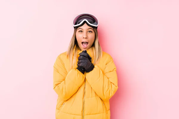 Jovem Caucasiana Vestindo Uma Roupa Esqui Fundo Rosa Orando Por — Fotografia de Stock