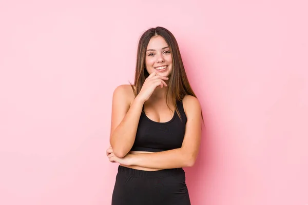 Joven Mujer Caucásica Fitness Aislado Sonriendo Feliz Seguro Tocando Barbilla —  Fotos de Stock