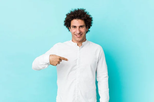 Jovem Curly Homem Maduro Vestindo Uma Pessoa Camisa Elegante Apontando — Fotografia de Stock