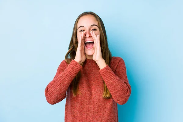 Joven Caucásico Mujer Posando Aislado Gritando Emocionado Frente —  Fotos de Stock