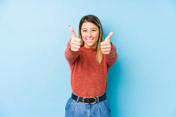 Joven Mujer Caucásica Posando Aislada Con Pulgares Arriba Vítores Sobre — Foto de Stock