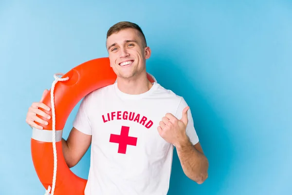 Νεαρός Ναυαγοσώστης Κρατώντας Ένα Άρμα Διάσωσης Χαμογελώντας Και Υψώνοντας Τον — Φωτογραφία Αρχείου