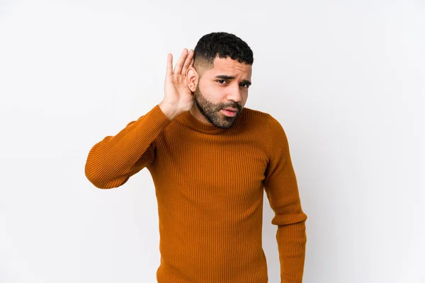 Mladý Latinský Muž Bílém Pozadí Izolované Snaží Poslouchat Klepy — Stock fotografie