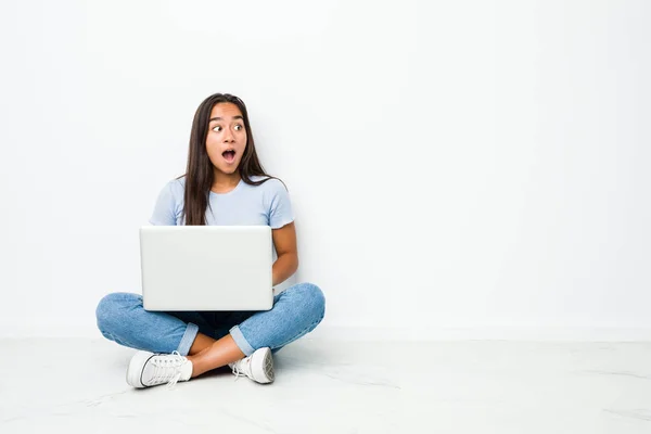 Young Mixed Race Indian Woman Sitting Working Laptop Being Shocked — ストック写真