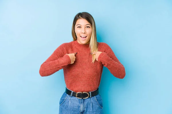 Giovane Donna Caucasica Posa Isolato Sorpreso Puntando Con Dito Sorridendo — Foto Stock