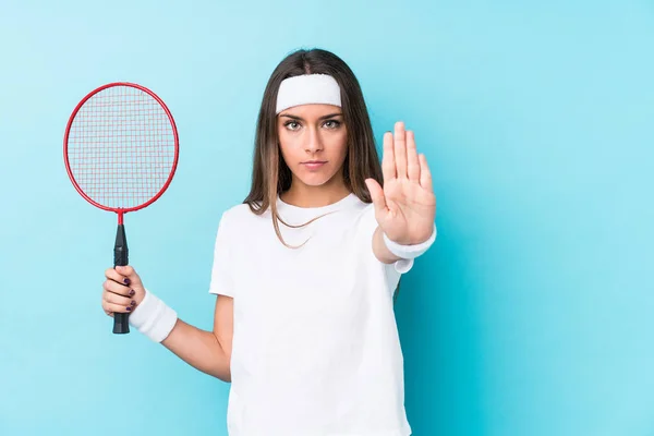 Młoda Kaukaska Grająca Badmintona Izolatce Wyciągniętą Dłonią Pokazująca Znak Stopu — Zdjęcie stockowe