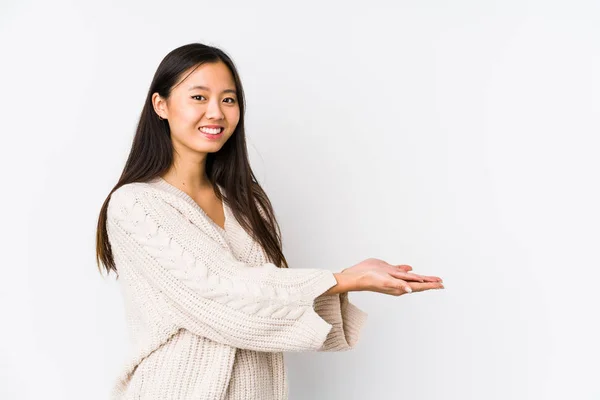 Junge Chinesin Isoliert Mit Einem Kopierraum Auf Einer Handfläche — Stockfoto