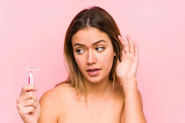 Joven Mujer Caucásica Sosteniendo Una Hoja Afeitar Aislada Joven Mujer — Foto de Stock